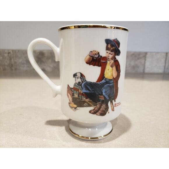 The Danbury Mint/ Norman Rockwell Gold Rim Friend in Need 1981 Mug Cup - Picture 5 of 9